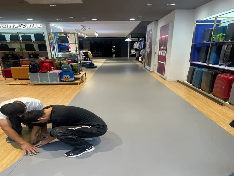 Los deslizadores de los muebles provocan marcas en el suelo de vinilo